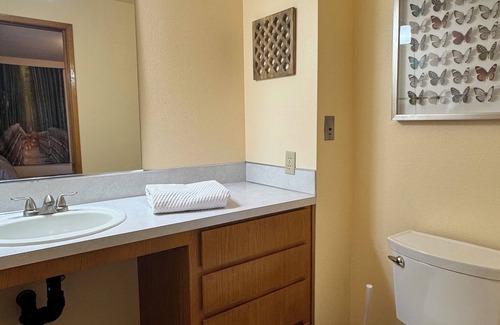 Sherwood - Tualatin South House | Sweet Bamboo Room with Half-Bath in delightful Sherwood with AC, WiFi, TV