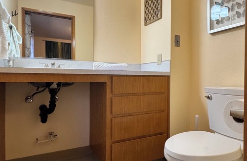 Sherwood - Tualatin South House | Sweet Bamboo Room with Half-Bath in delightful Sherwood with AC, WiFi, TV