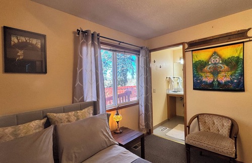 Sherwood - Tualatin South House | Sweet Bamboo Room with Half-Bath in delightful Sherwood with AC, WiFi, TV