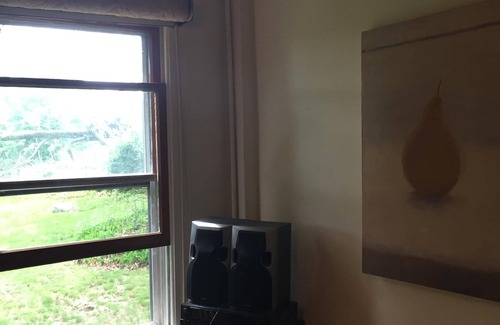 Cornwall Bridge House | Sweet Beehive Cottage/Berkshire foothills. MONTHLY RENTAL/minimum 15 days