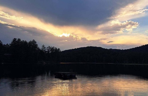 Stony Creek Cabin | Sweet Chalet by the Lake, Mini-golf!