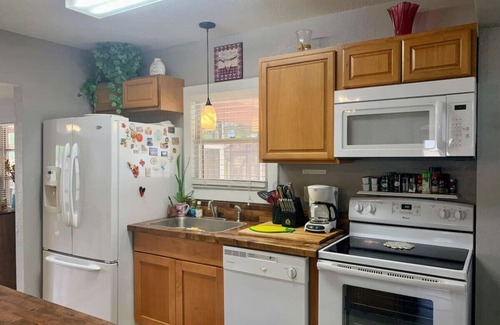 Winter Haven Cottage | Sweet Cottage 5 mi to Legoland & 0.5 mi to dwntwn