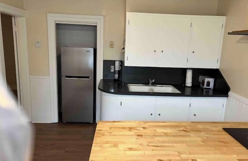 Old North End Apartment | Sweet n Petite: Downtown ChurchStreet Area-Parkingnn