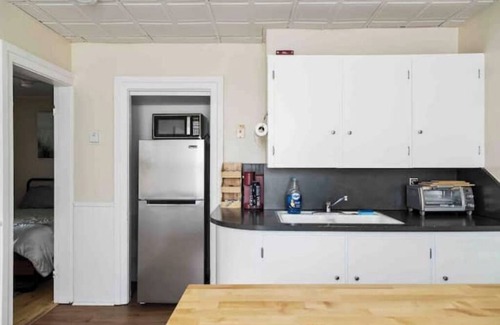 Old North End Apartment | Sweet n Petite: Downtown ChurchStreet Area-Parkingnn