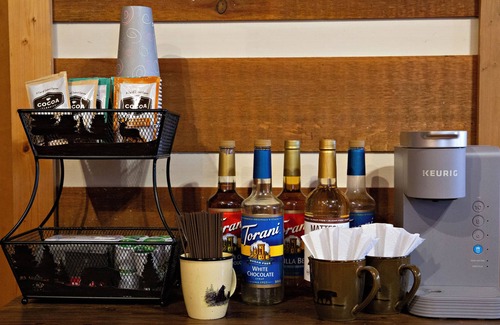 Cleveland Cabin | Sweet Retreat Cabin - Fiber Optic Wi-Fi, Hot tub, Pool table and more.