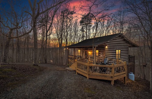 Cleveland Cabin | Sweet Retreat Cabin - Fiber Optic Wi-Fi, Hot tub, Pool table and more.