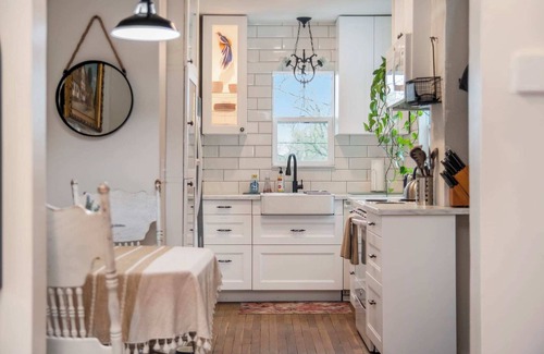 Benson House | Sweet Rose Cottage, w/Hot tub - Romantic Getaway!