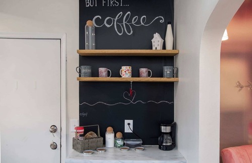 Benson House | Sweet Rose Cottage, w/Hot tub - Romantic Getaway!