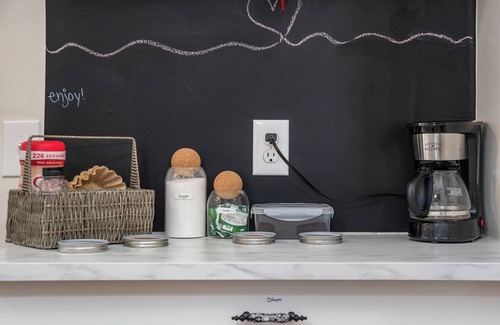 Benson House | Sweet Rose Cottage, w/Hot tub - Romantic Getaway!