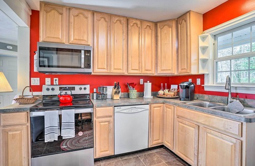 Loretto Cottage | Sweet Vacation Cottage w/Deck & Grill!