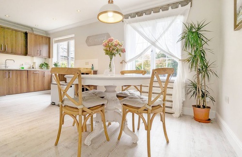 Chichester Cottage | Sweetpea Cottage - a cottage that sleeps 4 guests in 2 bedrooms