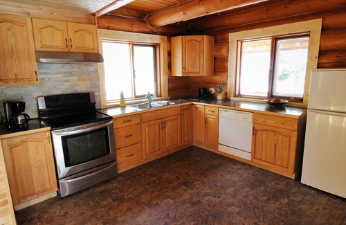 Valemount House | Swift Mountain Lodge - loghouse by the river