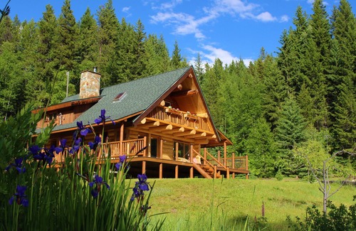Valemount House | Swift Mountain Lodge - loghouse by the river
