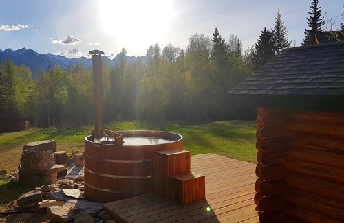 Valemount House | Swift Mountain Lodge - loghouse by the river