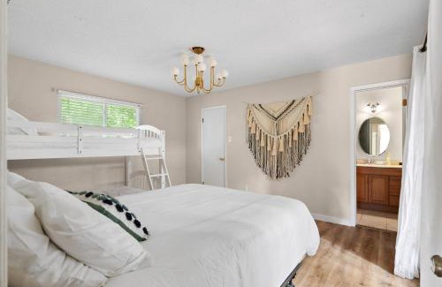 Barton Hills House | Swim at Barton, Sleeps 14 near Zilker, Downtown