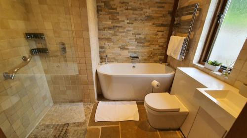 Battle Ski Chalet | Swn Y Nant Lodge with hot tub Brecon