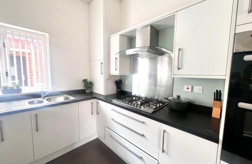 Leicester House | Syster Properties Comfortable Leicester Glen Cottage Stay with Free Parking LE3