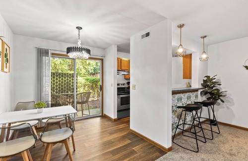 Airport Township Apartment | T Luxury Sweet Home 1 Bedroom Apartment - St. Louis Airport