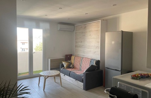 Six-Fours-les-Plages Apartment | T1 Neuf Balcon 700 m de la mer Parking Wifi Draps