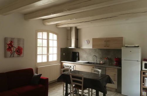 Greoux-les-Bains House | T2 apartment in lovely private estate with swimming pool - sleeps 2 to 4