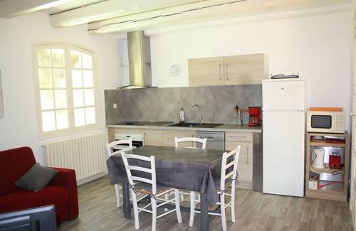 Greoux-les-Bains House | T2 apartment in lovely private estate with swimming pool - sleeps 2 to 4