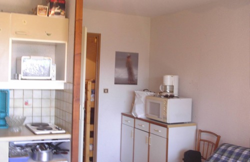 Saint-Pierre-la-Mer Apartment | T2 cabin sleeps 4, sea view terrace, swimming pool, close to sea and shops