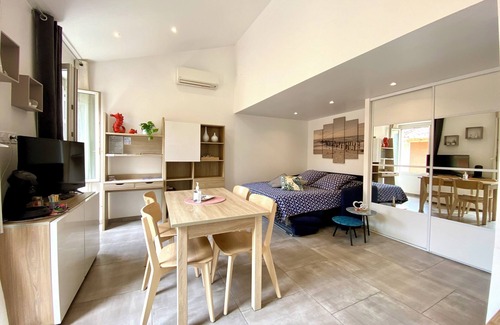 Sanary-sur-Mer Apartment | T2 entirely new in the middle of the alleys (Gd comfort: 2SDB, 2 WC)