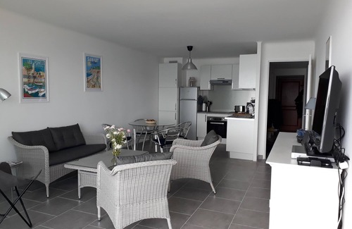Sanary-sur-Mer Apartment | T3 apartment corniche des Baux, seafront, quiet 5 people 5 minutes from the port and shops