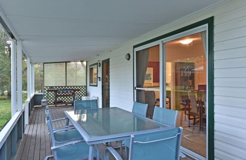 Bellbird House | Tabitha Hill Cottage close to wineries and nature