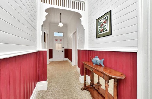 Bellbird House | Tabitha Hill Cottage close to wineries and nature