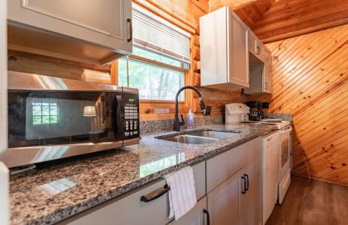 Shell Knob House | Table Rock Lake Cabin - The Oaks #5 with Lake Access & Hot Tub