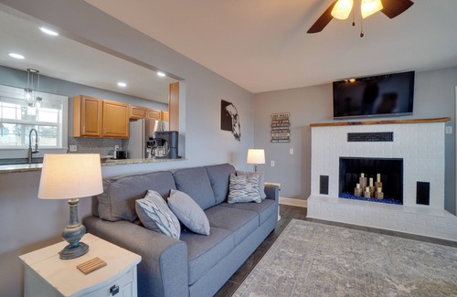 Golden House | Table Rock Lake Home - Fire Pit & Lake Views!