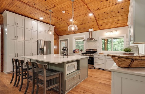 Golden Cottage | Table Rock Lake Vacation Rental with Swim Dock!