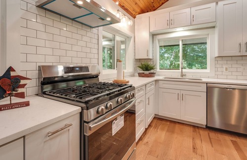 Golden Cottage | Table Rock Lake Vacation Rental with Swim Dock!