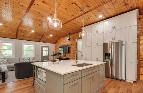 Golden Cottage | Table Rock Lake Vacation Rental with Swim Dock!