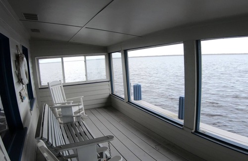 Crescent City House | Tahiti Style 5 STAR OVER-WATER BUNGALOW + Lake House Blue + YouTube Video's PETS