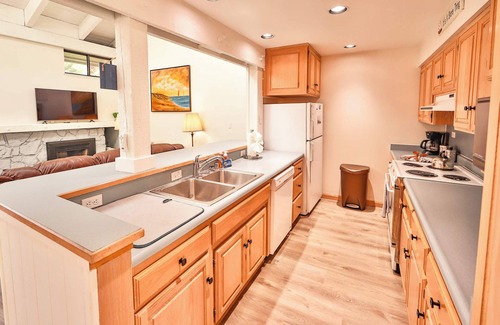 South Lake Tahoe Condo | Tahoe Lakeside Retreat – Lakefront Condo!