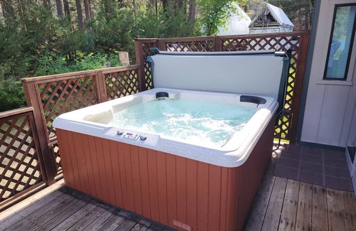 Christmas Valley House | Tahoe River House with Hot Tub on private two riverfront acres