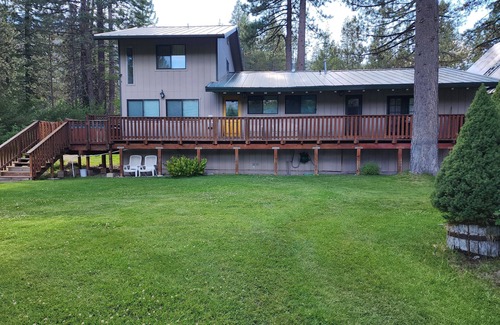 Christmas Valley House | Tahoe River House with Hot Tub on private two riverfront acres