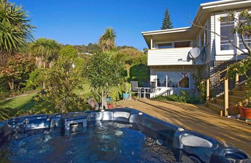 Tahunanui House | Tahuna Views - Spa Pool, Sea Views, Great for Kids