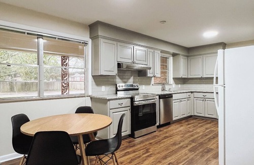 Highlands - Perkins House | Tailgate & Play – Family-Friendly, Ping Pong, Walk to LSU Stadium