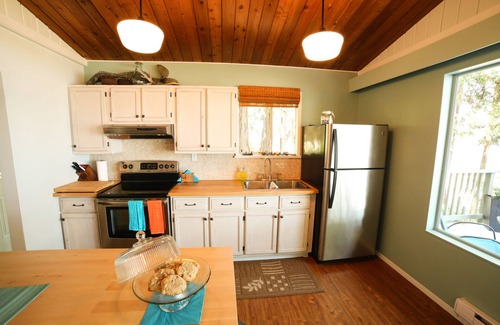 Fanny Bay House | Tall Cedars Beach House - Oceanfront with hot tub