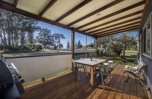 Bonny Hills Cottage | Tallowood beachside cottage