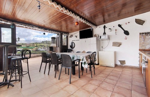 Santa Maria de Guia de Gran Canaria Villa | 'Talu' Holidays with Sea Views, Private Pool and Wi-Fi