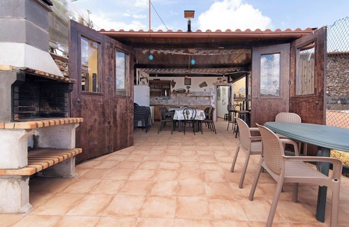 Santa Maria de Guia de Gran Canaria Villa | 'Talu' Holidays with Sea Views, Private Pool and Wi-Fi