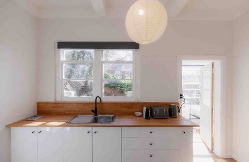 Trevallyn Apartment | Tamar River Views & Mid-Century Vibes