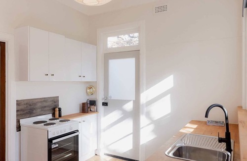 Trevallyn Apartment | Tamar River Views & Mid-Century Vibes