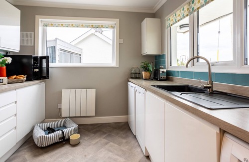 Moelfre House | Tamarisk : Coastal 2-Bed Bungalow with Sea Views in Moelfre | Managed by Anglesey Holiday Lettings