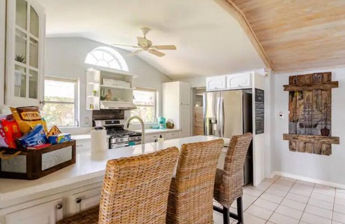 Ruskin House | Tampa Bay Waterfront Home-Pet Friendly-Hot Tub-Complimentary Kayaks