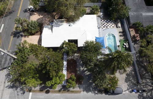 Tarpon River House | Tarpon River Getaway – Modern 2 BDR on Water w/Shared Pool, 15 Min to Beach!